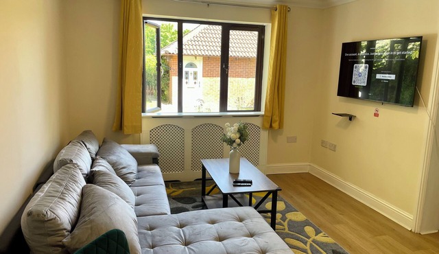 Cozy Chippenham Double En-suite 5 Bed House with Free Parking for 4 cars