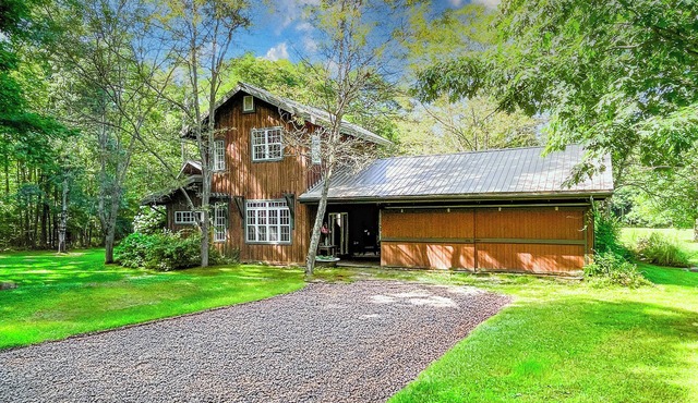 Cozy CHQ Farmhouse Escape by Stream & Cabin - 2.8mi to Main Gate, sleeps 12!