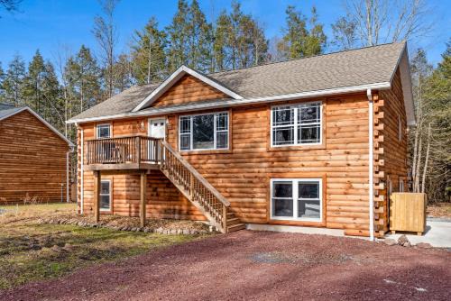 Cozy Cinema Cabin - Hot Tub and More