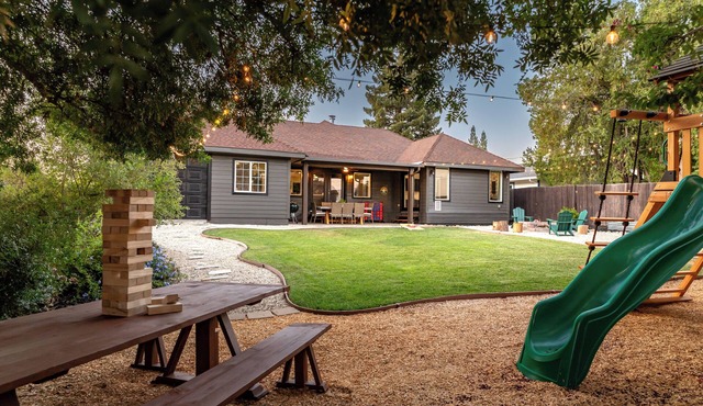 Cozy City Cabin w/King Bed/Fire Pit/Foosball/Arcades/Playground and Nice Yard