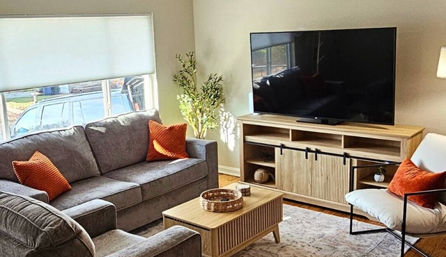 Cozy City Gem: 5 Star Location - Backyard -Office-Gym!