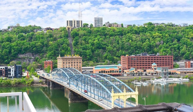 Cozy City Views Apartment downtown perfect location with rooftop and gym