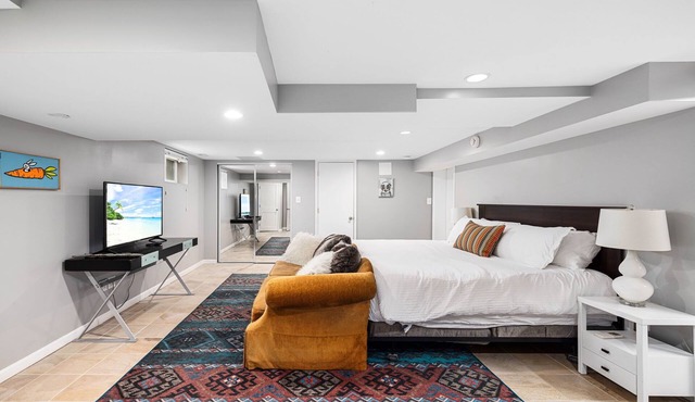Cozy Clarendon Studio, Minutes Walk to METRO