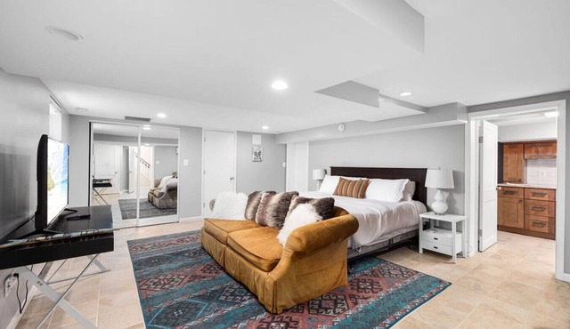 Cozy Clarendon Studio, Minutes Walk to METRO