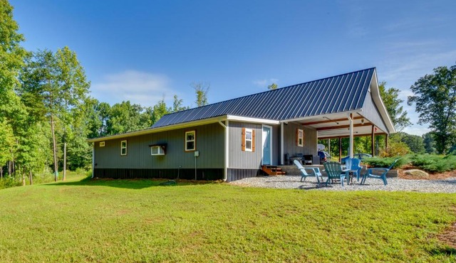 Cozy Clarkesville Getaway with Fire Pit!