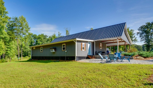 Cozy Clarkesville Getaway w/Fire Pit!