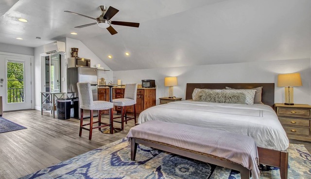Cozy, classy, and convenient Sugarhouse Studio