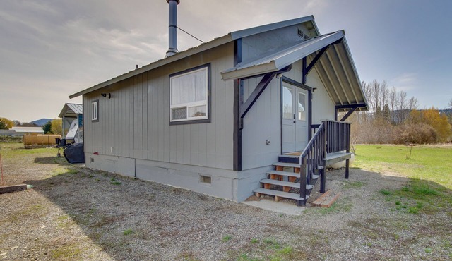 Cozy Cle Elum Cabin w/3 Acres & Stocked Pond