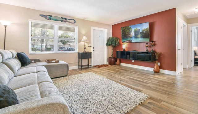 Cozy clean 2/2 close to the beaches + lanai + firepit + private fenced yard
