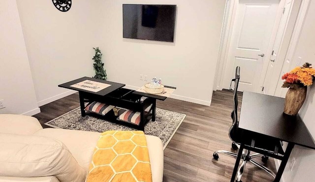 Cozy & Clean 2Bedrms (2 Queen Beds) + Free Street Parking