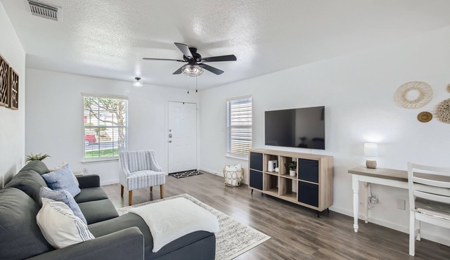 Cozy&Clean 2BR w/views Lackland BMT Sunset Views
