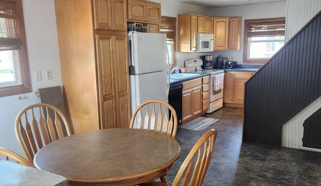 Cozy, clean 3-bedroom house with AC and WiFi in serene Brownsville, MN.