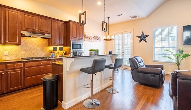 Cozy, clean and pet friendly townhome in Houston 3 bedroom near med ctr