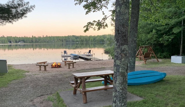 Cozy & clean cottage on lake near Pictured Rocks