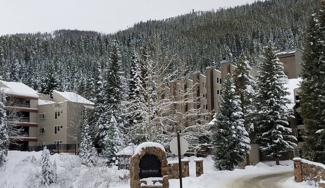 Cozy, Clean, DIRECT Ski-in Ski-Out Top-Floor Studio at Iron Horse