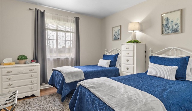 Cozy, clean home near major Green Bay hotspots