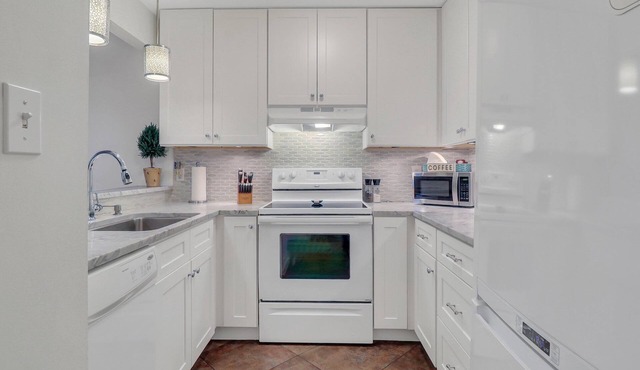 Cozy & Clean, Pet Friendly Belvedere Cottage, 2 blocks to Forsyth Park.