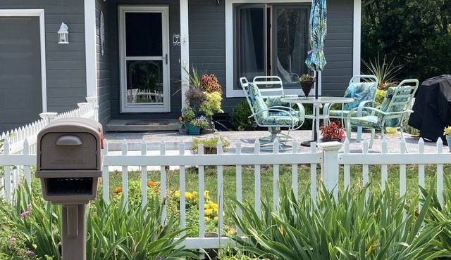 Cozy, Clean & Quiet. Home in the Hills. Close to DT Omaha; Market; Zoo; Gardens