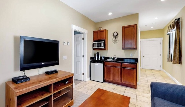 Cozy & Clean Second-Story Suite w/Kitchenette & Free WiFi - Walk to the Harbor
