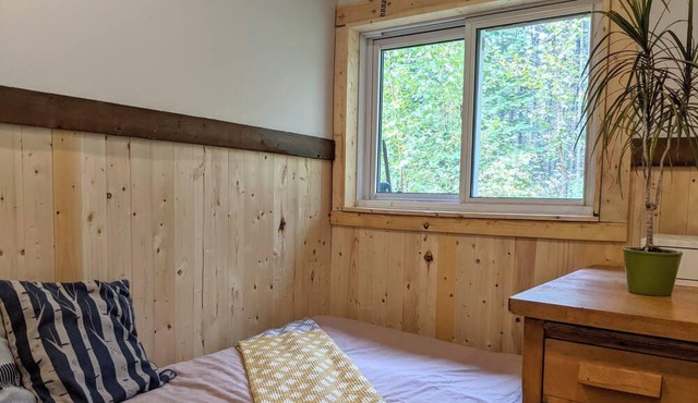 Cozy, clean studio in the woods, with hot-tub