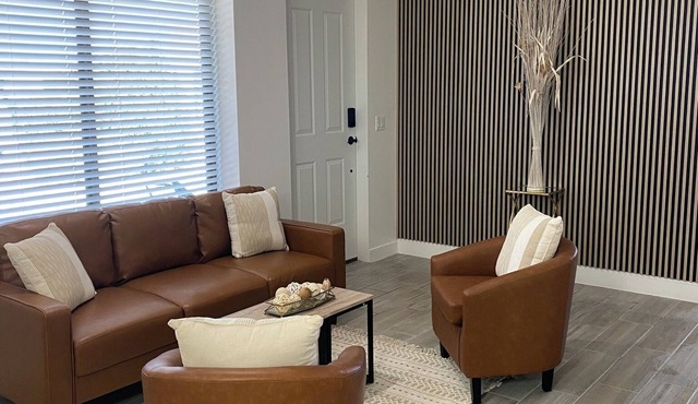 Cozy clean studio near golf course and down town plaza. Pet-friendly