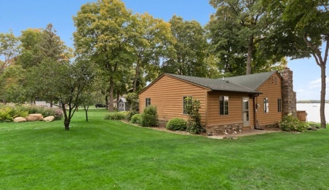 Cozy Clean Waterfront Cabin on Sugar Lake - Ice Fishing, Ski/Snowboard Nearby
