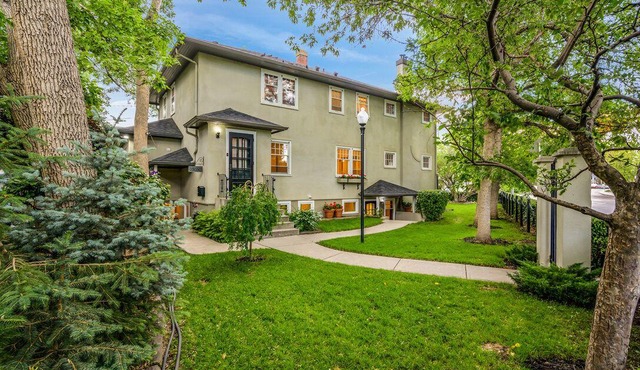 Cozy Cliff Bungalow Cottage: Inner City Oasis with Home Theater and Parking!