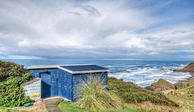 Cozy Cliffside Cabin Stunning Oregon Coast Views | No Cleaning Fees