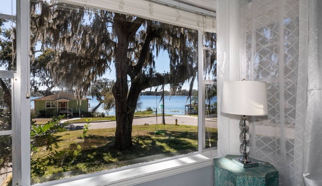 Cozy, Close to downtown Lake View home.