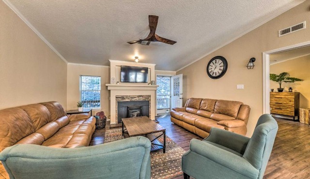 Cozy Cloudcroft Cabin w/Deck & Gas Grill!