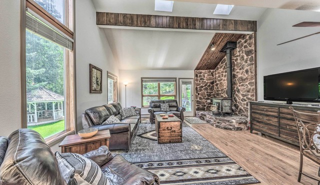 Cozy Cloudcroft Townhome ~ 1 Mi to Burro Ave!