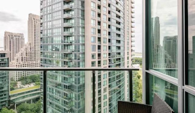 Cozy CN Tower And Lake Views Apartment