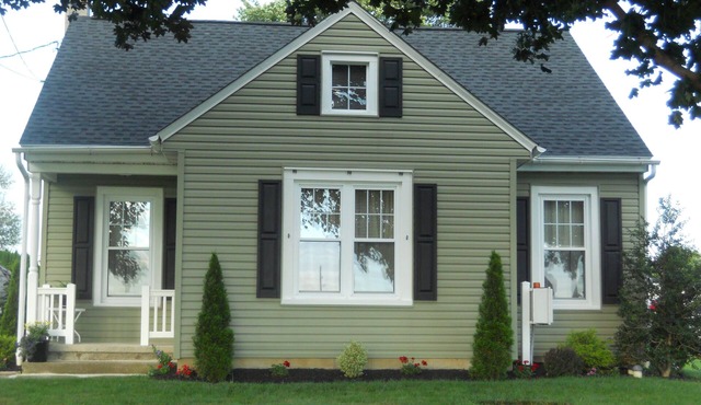 Cozy country bungalow within the Amish Community