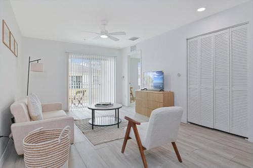 Cozy Coastal 2 Bedroom Apartment