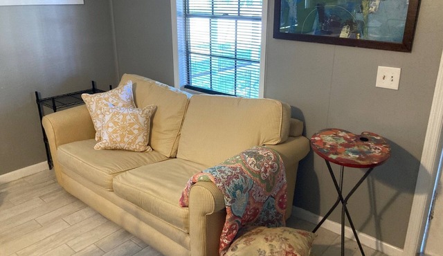 Cozy Coastal Bungalow Close to Marina