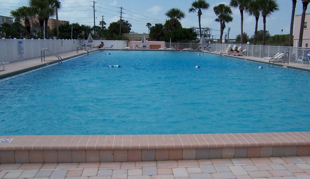 Cozy Coastal Condo, renovated 2025, quiet family friendly, fishing from seawall