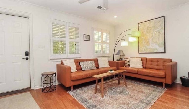 Cozy Coastal Cottage Centrally Located - Family Friendly-Side B