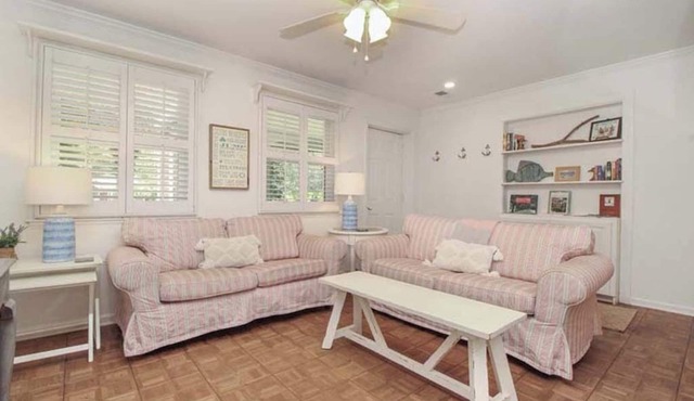 Cozy Coastal Cottage Centrally Located - Side A