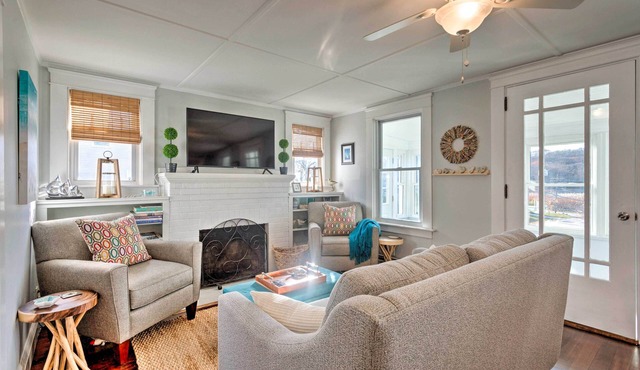 Cozy Coastal Cottage: 5 Mi to Narragansett Beach!