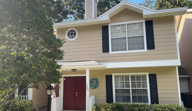 Cozy Coastal Cottage with Pool and Tennis Courts - Sleeps 8