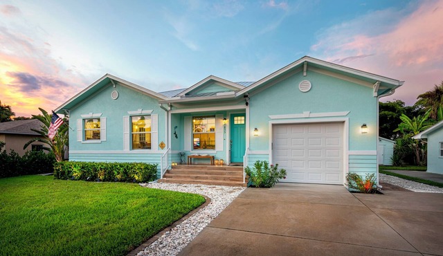 COZY COASTAL COTTAGE, Boaters Paradise At Naples Bay, Pickleball, Spa, Free Wifi