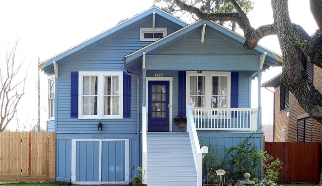 Cozy Coastal Cottage 5 minutes from the Seawall. Fenced yard with chicken coop