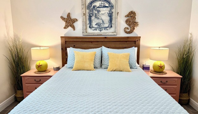 Cozy, Coastal Cottage in Art District