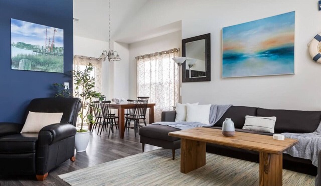 Cozy Coastal Cottage - 3 BR/Fenced in Back Yard