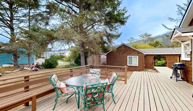 Cozy Coastal Cottage with Walkable Beach & Golf Access | Dog-Friendly