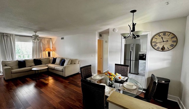 Cozy Coastal Getaway/Short walk to Intracoastal/Pool Access.