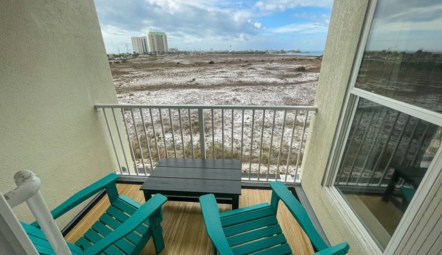 Cozy Coastal Gulf Island Condo with Shared Pool and Beach Access