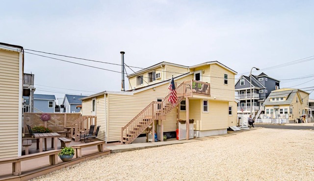 Cozy Coastal Hideout w/Free Parking, Beach Badges, BBQ and Outdoor Shower