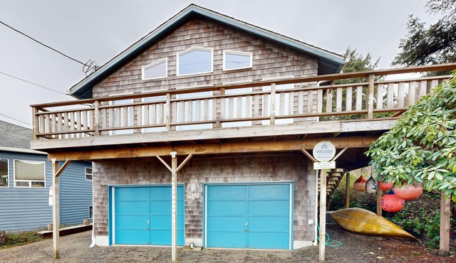 Cozy coastal home w/deck, ocean views & firepit - 4 blocks to beach