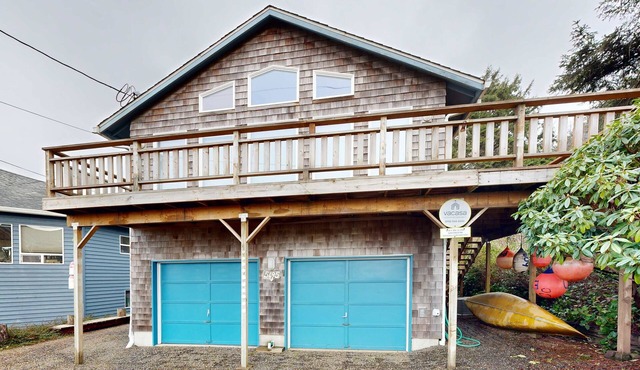 Cozy coastal home w/deck, ocean views & firepit - 4 blocks to beach